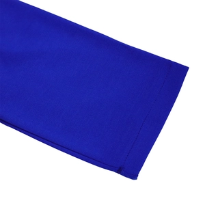 Detalle de tejido de punto azul real de alta elasticidad con costuras de doble aguja profesional