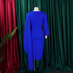 Détail d'une robe moulante bleu roi avec manche cape et fermeture éclair au dos