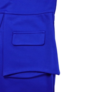 Vista macro detallada del vestido azul real con solapa de bolsillo y costuras limpias