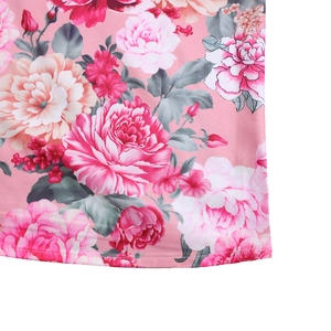 Dettaglio della stampa floreale rosa su raso con cuciture rifinite sull'orlo della gonna