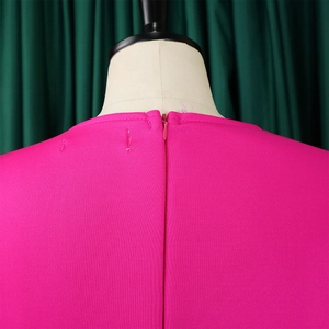 Dettaglio di un elegante abito a trapezio magenta con cerniera posteriore nascosta