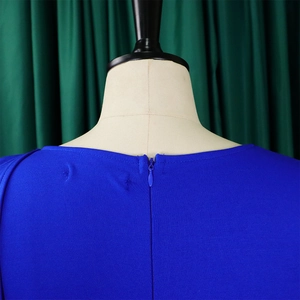 Détail de la fermeture éclair cachée et des coutures fines sur la robe crayon bleue