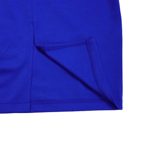 Detalle de vestido de punto azul real con dobladillo de doble puntada y abertura lateral