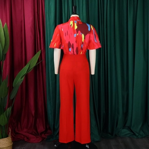 Detail der roten bedruckten Hose mit hoher Taille und verstecktem Reißverschluss am Anzug
