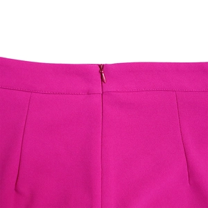 Dettaglio ravvicinato della cerniera invisibile e vita della gonna lunga magenta