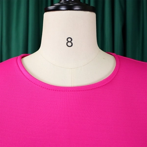 Dettaglio del girocollo e della trama in maglia fine di un abito da sera magenta