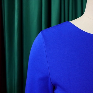 Détail de l'encolure de la robe bleu roi et texture du tissu jersey de haute qualité