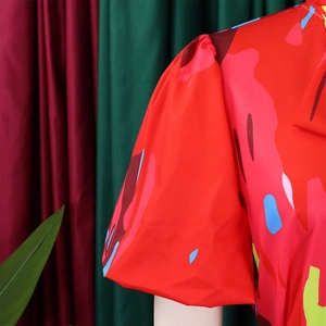 Detailaufnahme von Puffärmeln mit bunten abstrakten geometrischen Druckmustern