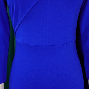 Détail d'une robe bleu roi montrant la texture en maille et la couture à la taille