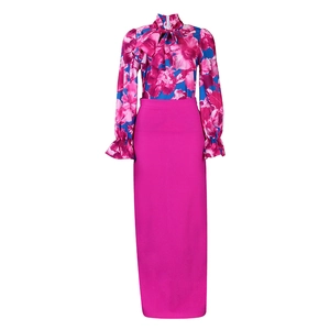 Dettaglio di camicetta in chiffon a fiori con fiocco e set gonna lunga slim fit