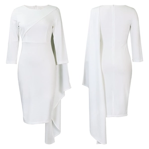 Détail de robe crayon midi blanche avec manche cape asymétrique et fente au dos