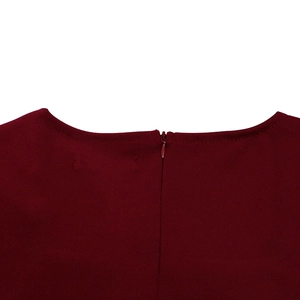 Detalle posterior de un vestido color burdeos con cremallera invisible y costuras del cuello