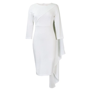 Détail de robe crayon blanche ajustée avec une manche cape asymétrique élégante et chic