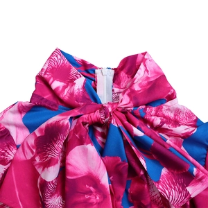 Dettaglio di top a fiori con scollo a fiocco e chiusura con cerniera posteriore