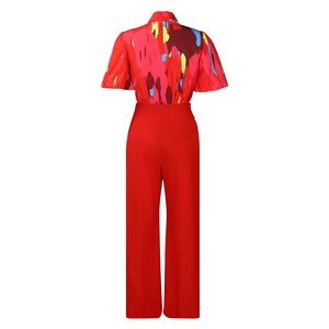 Detail der roten Hose mit hohem Bund und weitem Bein, Rückseite mit verdecktem Reißverschluss