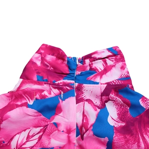 Dettaglio della stampa floreale rosa su tessuto blu con zip invisibile sul retro