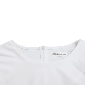Détail de l'encolure ronde avec fermeture éclair invisible sur robe crayon blanche