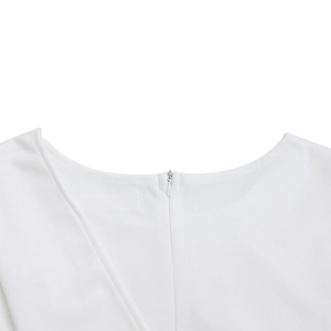 Détail d'une robe blanche montrant une fermeture éclair invisible et des coutures de col