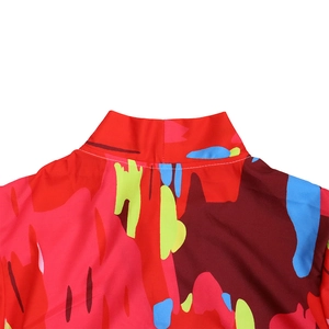Detailansicht des Stehkragens am floralen Top mit lebhaften geometrischen Mustern und Nähten