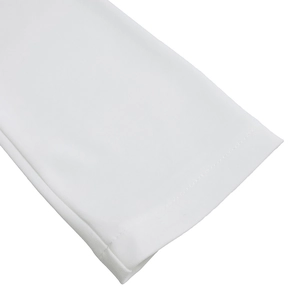 Détail de l'ourlet à double couture et de la texture en maille fine sur une robe blanche