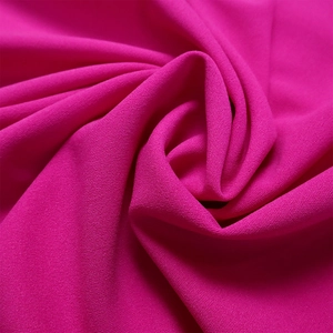 Dettaglio macro del tessuto in chiffon magenta della gonna a vita alta con trama fine