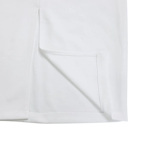 Vue détaillée de l'ourlet de la robe blanche montrant la couture et la fente latérale