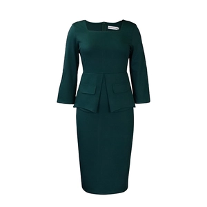 Detalle del vestido midi verde oscuro con escote cuadrado y cintura de péplum con bolsillos