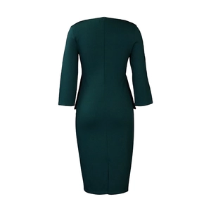 Detalle de la espalda con cremallera invisible y abertura en un vestido ajustado verde oscuro