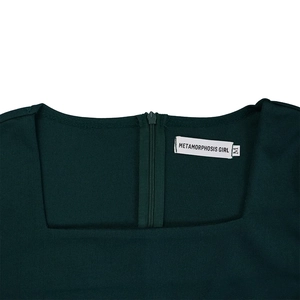 Detalle del escote cuadrado con cremallera oculta en un vestido de punto verde oscuro