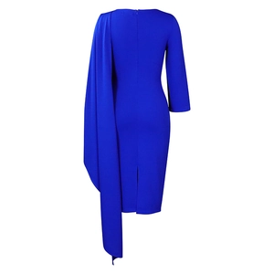 Détail de la robe midi bleu roi avec drapé latéral et fente au dos