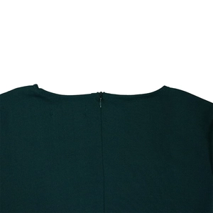 Detalle del vestido verde oscuro con cremallera invisible sin costuras y textura de punto