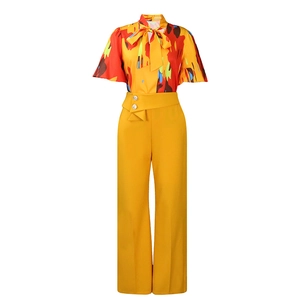 Detail von bedrucktem Hemd mit Schleife und High-Waist-Hose mit weitem Bein im Set