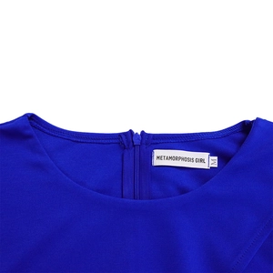 Détail de robe bleu roi à col rond avec fermeture éclair invisible et étiquette de taille