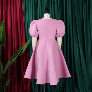 Dettaglio del retro dell'abito rosa con cerniera a scomparsa e maniche a sbuffo