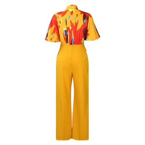 Rückansicht der Bluse mit abstraktem Flammendruck und gelber Hose mit weitem Bein und hohem Bund