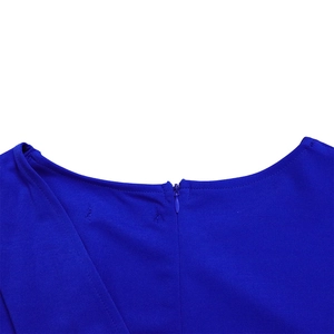 Détail de la fermeture éclair invisible et du tissu texturé de la robe bleu foncé