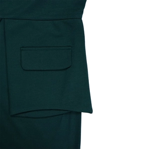 Detalle de vestido verde oscuro con bolsillo de solapa elegante y tejido de trama fina