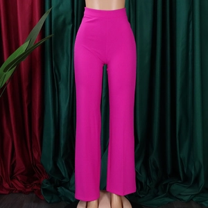 Nahaufnahme der magentafarbenen Schlaghose mit hoher Taille und Stretch-Gewebe