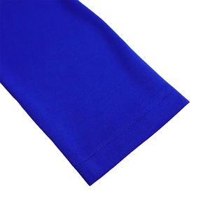 Détail de la manchette en tricot bleu roi élastique avec finitions de couture
