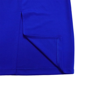 Vue détaillée de l'ourlet de la robe bleu roi avec coutures précises et fente latérale