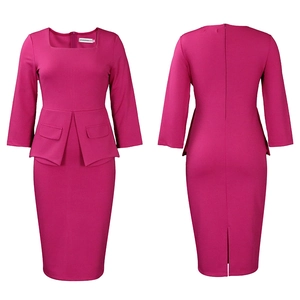 Detalle de vestido rosa fucsia con escote cuadrado y cintura de peplum en los lados