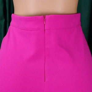 Nahaufnahme des verdeckten Reißverschlusses und Twill-Stoffs der magentafarbenen Hose