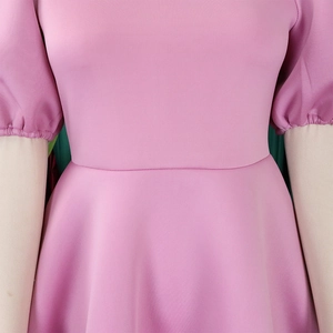 Dettaglio della vita del vestito rosa e dei polsini elastici a pieghe in tessuto opaco