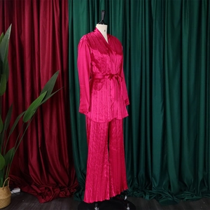 Detail des magentafarbenen Plissee-Satin-Sets mit Wickeloberteil und weiter Hose