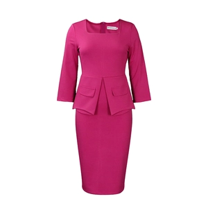 Detalle de vestido rosa con escote cuadrado, cintura peplum y bolsillos decorativos