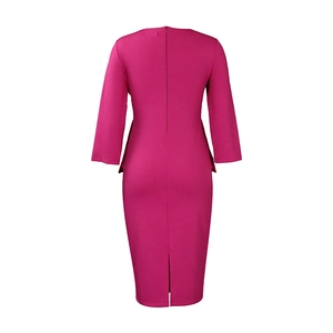 Detalle del vestido magenta que muestra la cremallera oculta y la abertura trasera