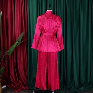 Rückansicht des magentafarbenen Sets aus plissiertem Langarm-Top und weiter Hose