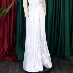 Detail der weißen plissierten Hose mit hohem Bund, Gummizug und glänzendem Satin-Finish