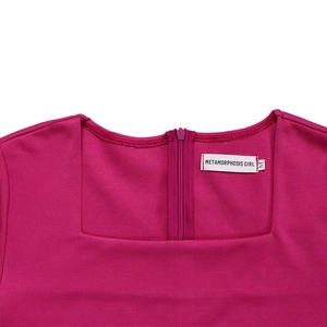 Detalle del escote cuadrado rojo rosa con cremallera y etiqueta de marca del vestido