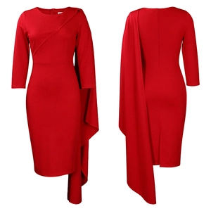 Vue avant et arrière de la robe crayon rouge asymétrique avec drapé et fermeture éclair